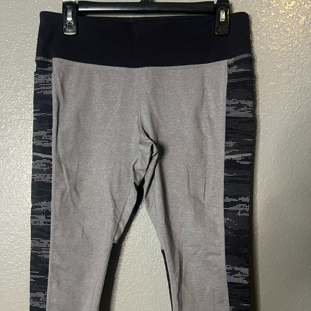 Skechers Active Gray & Patterned Capri Leggings - Size Medium